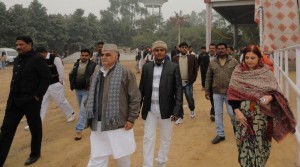 सैफई में सदस्यों के साथ घुमते नरेश प्रताप सिंह और चेतना सिंह 