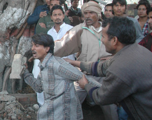 आक्रोशित भीड़ 