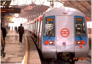 DelhiMetroTrainAtStation1