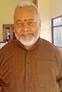 तमाम कुकर्मों के बावजूद कुटिल मुस्कान से पुलिस और कानून को चिढ़ाता कथित संत चिन्मयानंद।