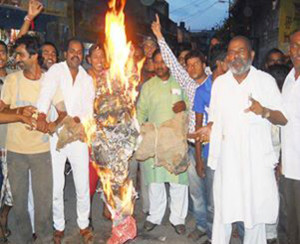 शाहजहांपुर में आसाराम की गिरफ्तारी की मांग को लेकर प्रदर्शन करते आक्रोशित लोग 