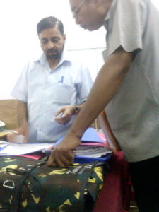 सीडीओ कार्यालय से संबद्ध अपने विशेष कार्यालय में साथी बाबू को निर्देश देता फहीम अहमद रिजवी 