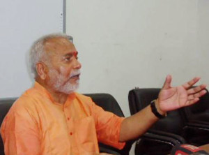 शाहजहाँपुर स्थित एसएस कालेज के कार्यालय में प्रेसवार्ता करता दुराचार का आरोपी चिन्मयानंद 