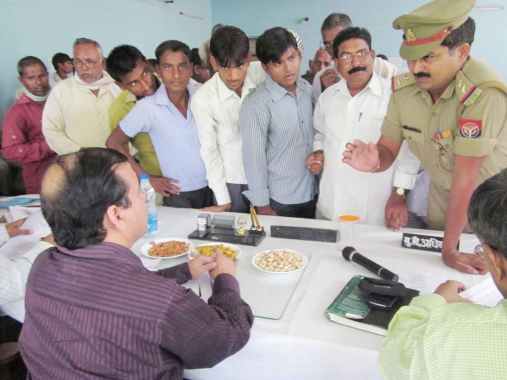 तहसील दिवस में डीएम से शिकायत करते बेहटा जबी के ग्रामीण 