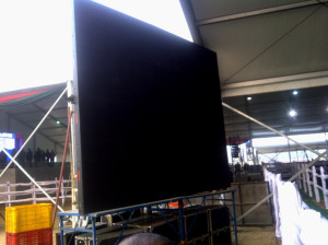 पंडाल लगी हाई-फाई स्क्रीन 