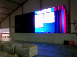 मंच के पीछे लगी विशाल स्क्रीन 