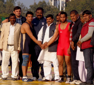 शिवपाल सिंह यादव के साथ पहलवान 