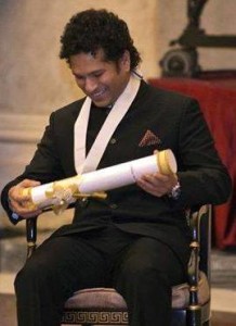 सम्मान पाने के बाद खुश सचिन रमेश तेंदुलकर 