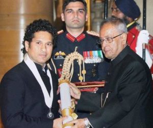 राष्ट्रपति प्रणब मुखर्जी से सम्मान प्राप्त करते सचिन रमेश तेंदुलकर 