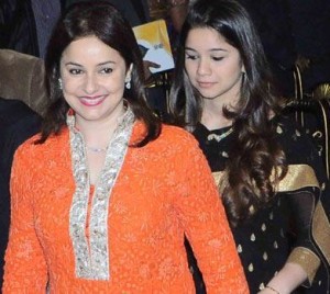 राष्‍ट्रपति भवन में हुए समारोह में मौजूद अंजली तेंदुलकर और बेटी सारा तेंदुलकर।