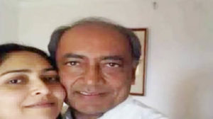 सोशल मीडिया पर दिग्विजय सिंह और अमृता राय की वो तस्वीर, जो चर्चा का विषय बनी हुई है।  