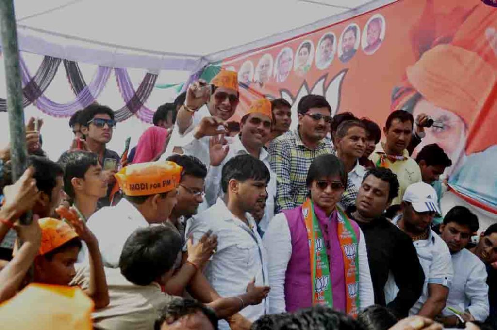 युवाओं के साथ फोटो कराते अभिनेता विवेक ओबराय।