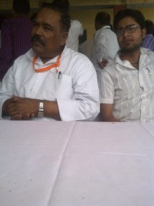 मीडिया सेंटर में बैठे पूर्व मंत्री भगवान सिंह शाक्य 