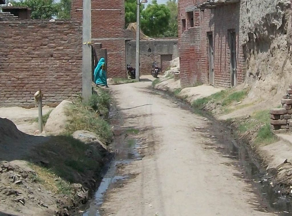 गाँव कटरा सआदतगंज की सूनसान सड़क 