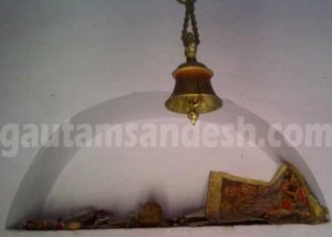 मंदिर के अंदर जमा कवाड़।