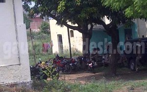 अकबरपुर चैदरी में हाइवे किनारे बैठे पुलिस वाले।