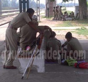 कांठ में रेलवे स्टेशन पर ताश खेलते और देखते पुलिस वाले।  