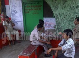 कांठ में बस स्टाप की जगह बैठ कर समय गुजारती पुलिस। 