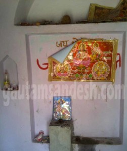 मंदिर के अंदर लटका चित्र। 