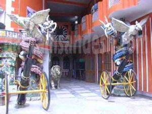 पायलट बाबा के आश्रम में मंदिर के ठीक सामने नज़र आ रहीं ड्रैगन की मूर्तियां। 