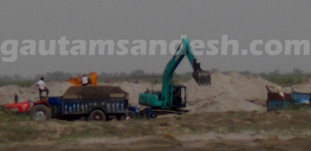 कछला स्थिति गंगा में माफिया द्वारा मशीनों से कराया जा रहा अवैध खनन 