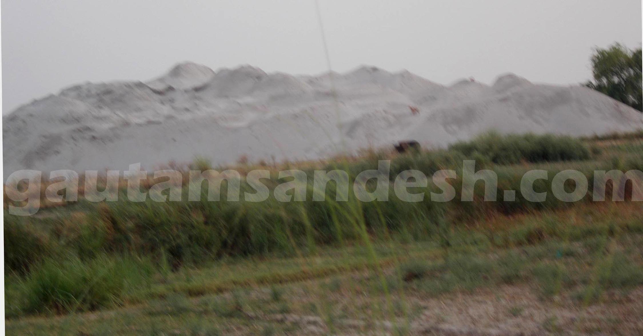 बरेली-बदायूं और आगरा हाइवे के किनारे माफिया द्वारा किया जा रहा रेत का स्टॉक 