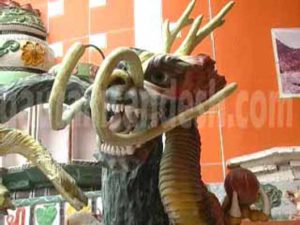 पायलट बाबा के आश्रम में लगी ड्रैगन की मूर्ति। 