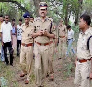 चक गंजरिया फार्म हाउस के जंगल में मौके पर मौजूद पुलिस अफसर। 