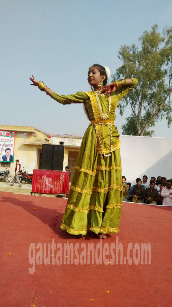 सपा मुखिया के जन्मदिन समारोह में मंच पर डांस करती हीमोसीलिया रोग से पीड़ित खुशबू सक्सेना।