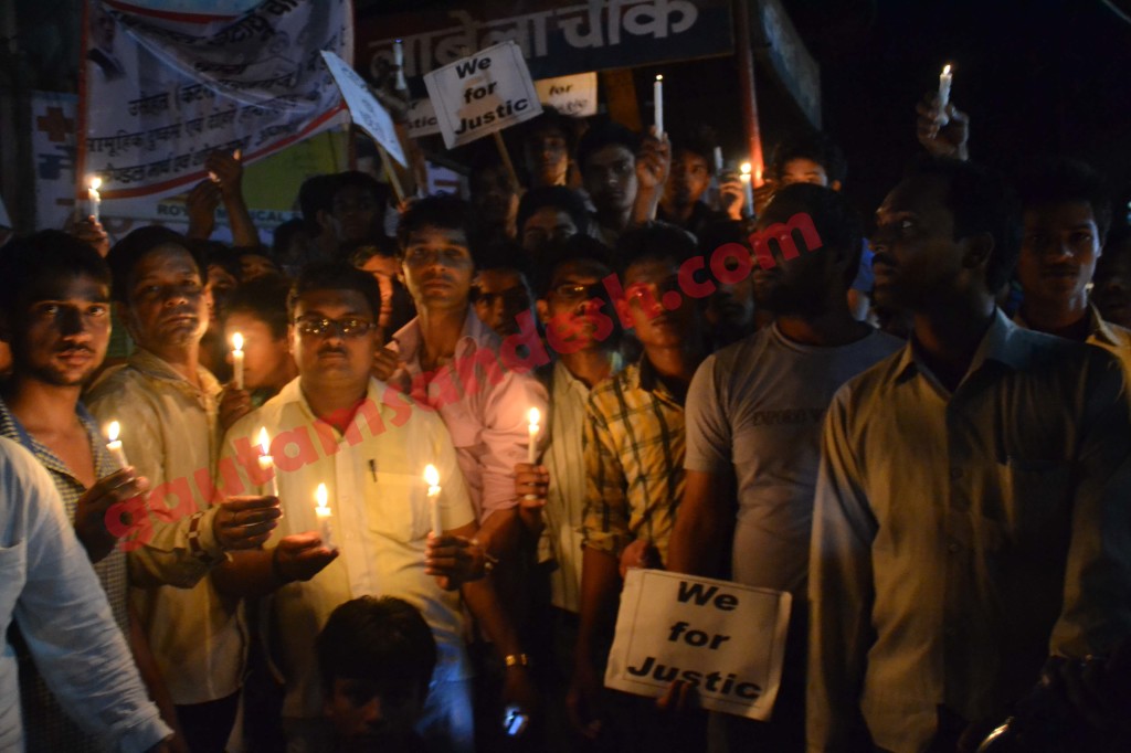 बदायूं के लाबेला चौक पर मोमबत्ती जला कर शोक व विरोध जताते युवा।