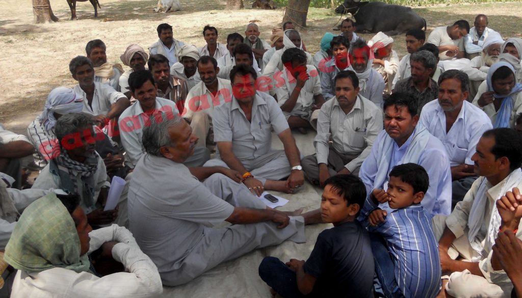 कटरा सआदतगंज में बेवजह धरने पर बैठे कांग्रेसी।