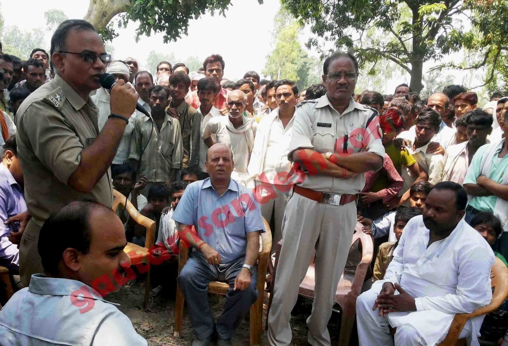 कटरा सआदतगंज कांड को तूल देने वाले एएसपी (सिटी) मान सिंह चौहान लोगों को संबोधित करते हुए।