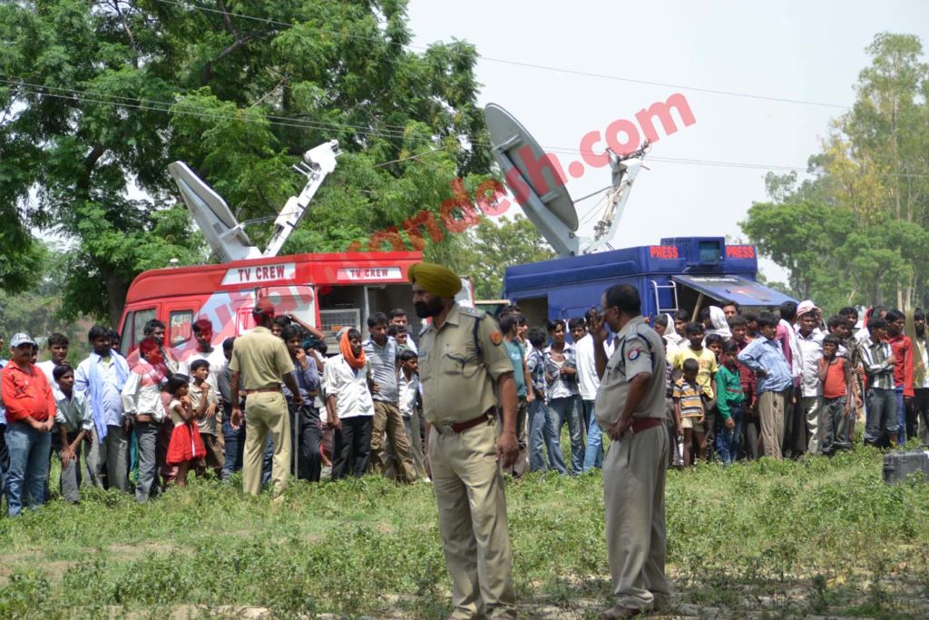 कटरा सआदतगंज में तैनात मीडिया की गाड़ियाँ।