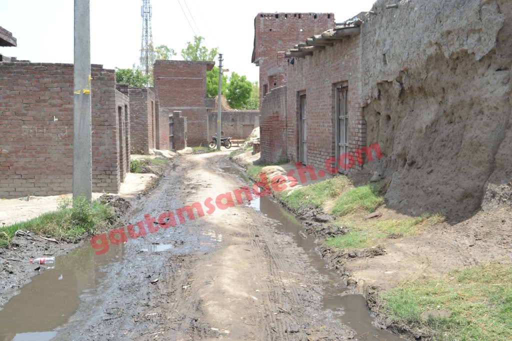 उन दिनों वीवीआईपी के चलते पूरा गाँव घटना स्थल पर ही जमा रहता था, जिससे सड़क सूनसान ही रहती थी।
