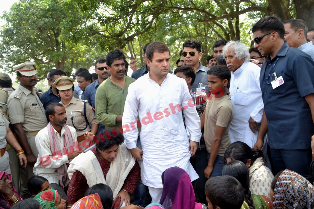 कटरा सआदतगंज में लोगों के बीच राहुल गाँधी।