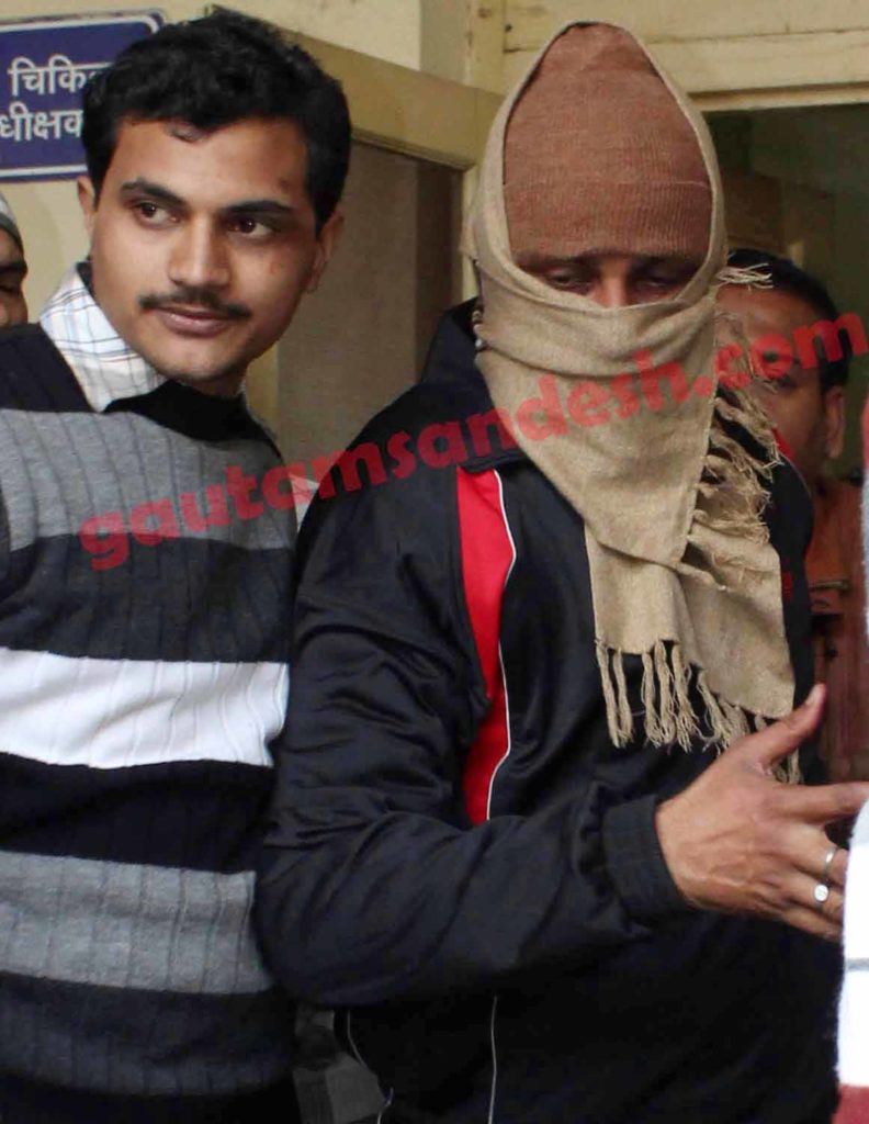 सीएमएस के कार्यालय में मेडिकल परीक्षण कराने के लिए विशेष निगरानी में आया किशोरी के यौन शोषण का आरोपी अवनीश यादव।