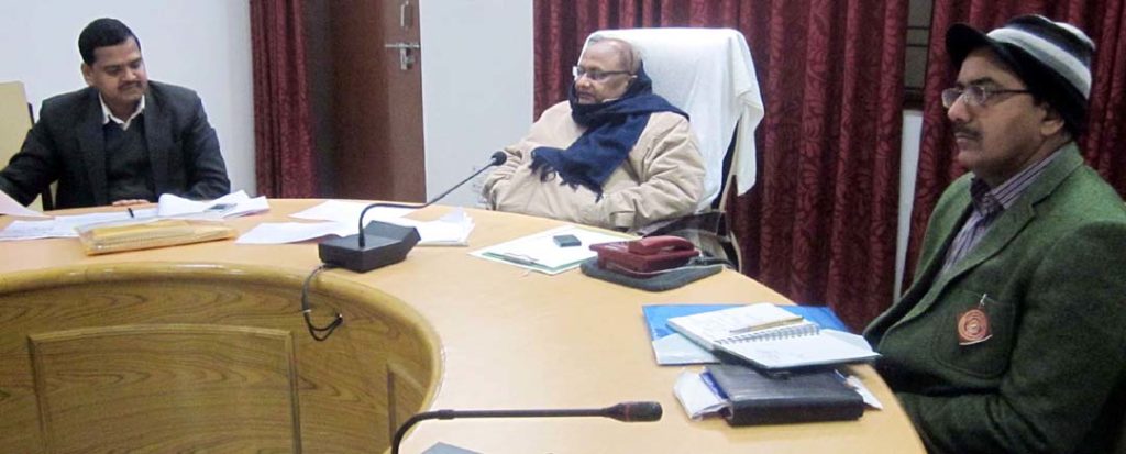 बदायूं के कलेक्ट्रेट स्थित सभाकक्ष में गन्ना भुगतान की समीक्षा करते जिलाधिकारी शंभूनाथ। 