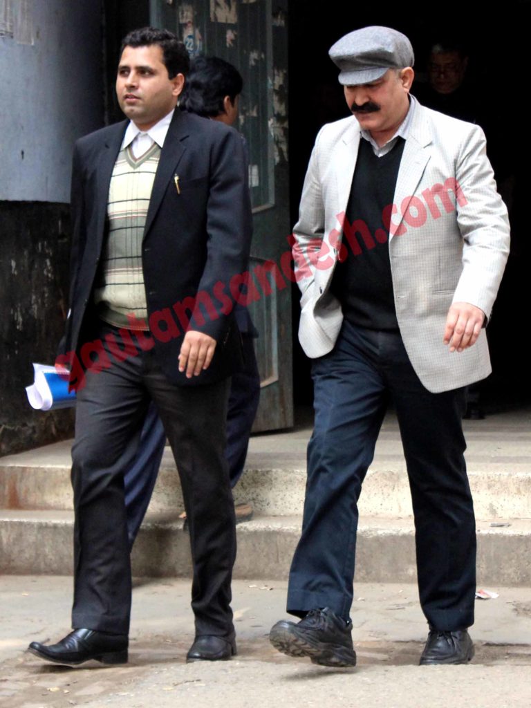 न्यायालय की ओर जाते सीबीआई के अधिवक्ता कुमार रजत व विवेचक डिप्टी एसपी विजय कुमार शुक्ल।  