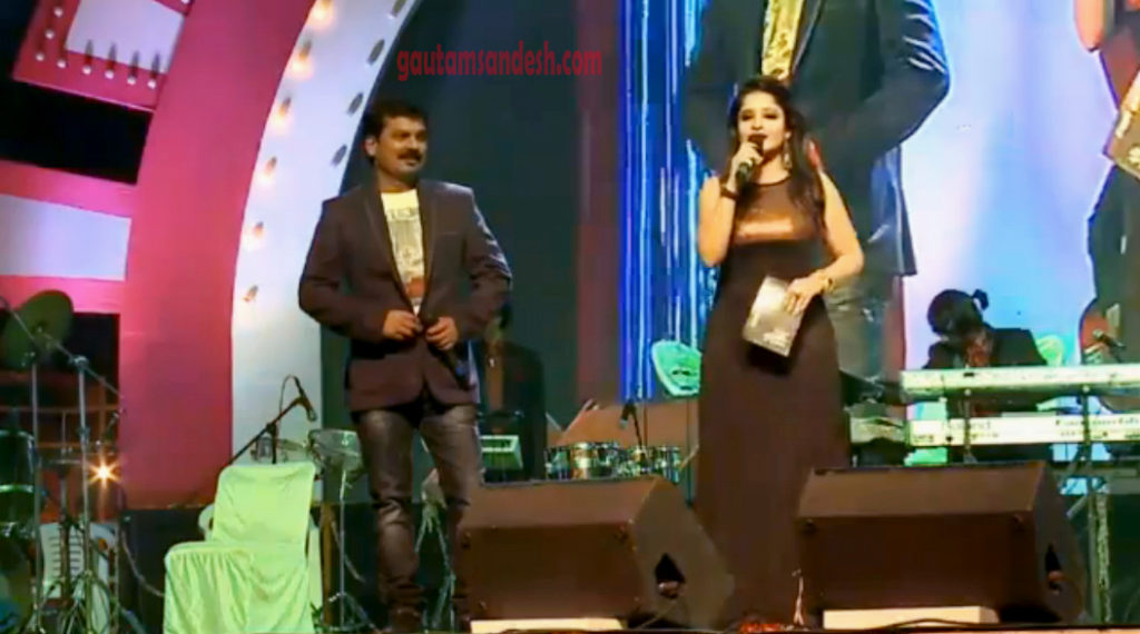 संचालन करते संदीप श्रीवास्तव व यशमित कौर।