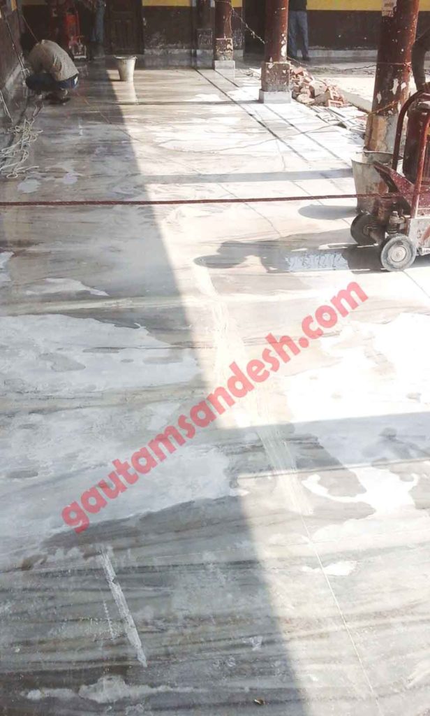 जिला बार एसोसिएशन के प्रांगण में पत्थर लगाते मजदूर।