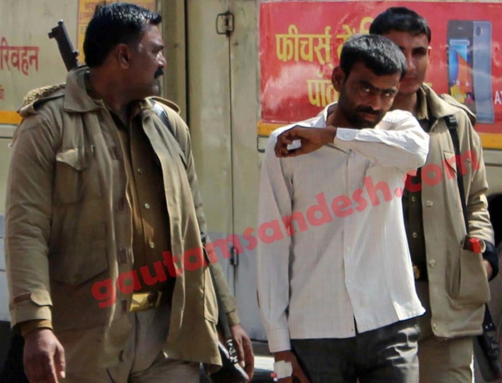 आठ वर्षीय बच्ची की जिंदगी को रौंदने वाले दरिंदे विजय यादव को जेल ले जाते पुलिस कर्मी। 