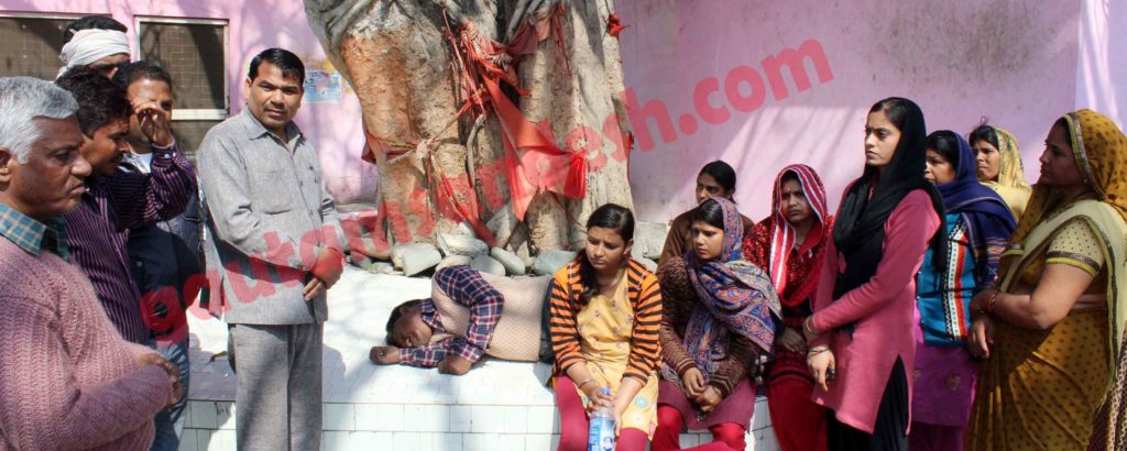 जिला अस्पताल में बदहवास परिजनों को सांत्वना देते बसपा जिलाध्यक्ष डॉ. क्रांति।