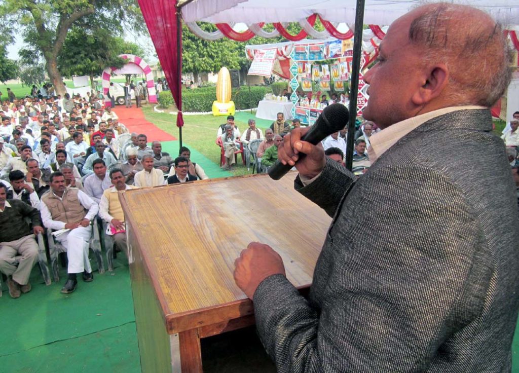 किसानों को संबोधित करते जिलाधिकारी शंभूनाथ।