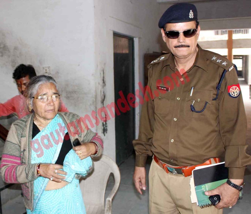 सीओ सिटी राजेन्द्र सिंह धामा को घटना की जानकारी देती पीड़ित महिला कर्मचारी उर्मिला देवी।