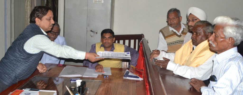 नामांकन पत्र दाखिल करते नन्हें लाल कश्यप।