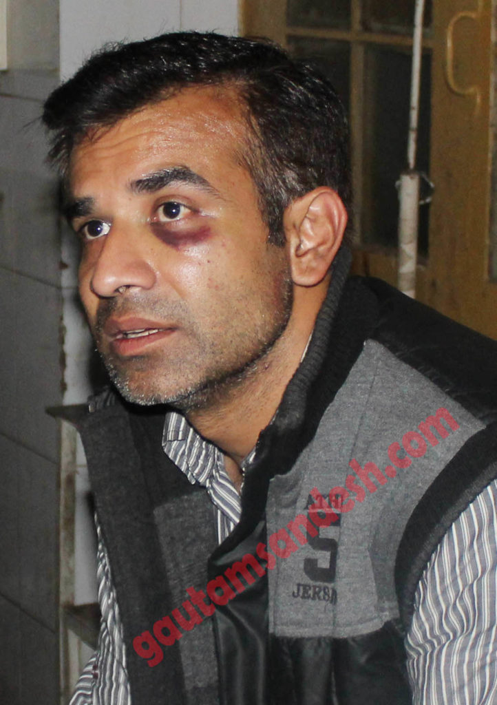 जिला अस्पताल में भर्ती अर्बन कोआपरेटिव बैंक के कार्यवाहक महाप्रबन्धक सचिन अग्रवाल।