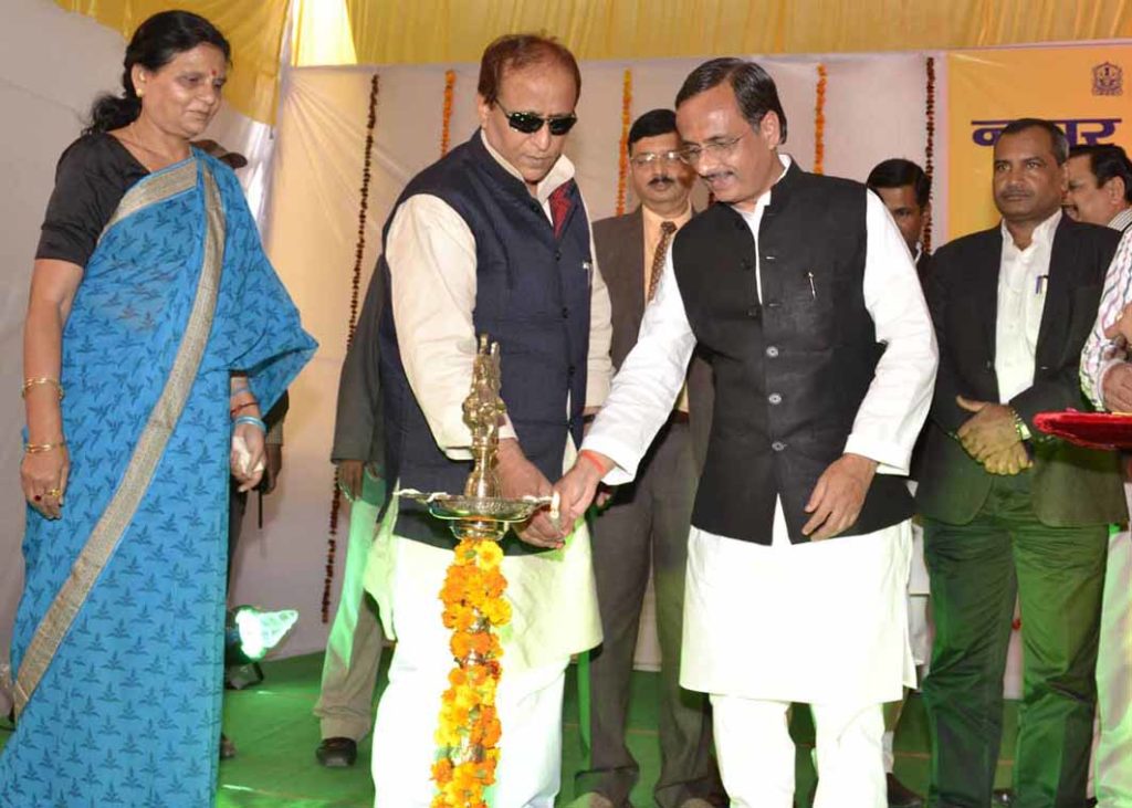 लखनऊ के सुरेन्द्र नगर (इस्माइलगंज) स्थित नगर निगम डिग्री कालेज के वार्षिकोत्सव में मुख्य अतिथि के रूप कार्यक्रम का शुभारंभ करते कैबिनेट मंत्री आजम खां और मेयर दिनेश शर्मा।