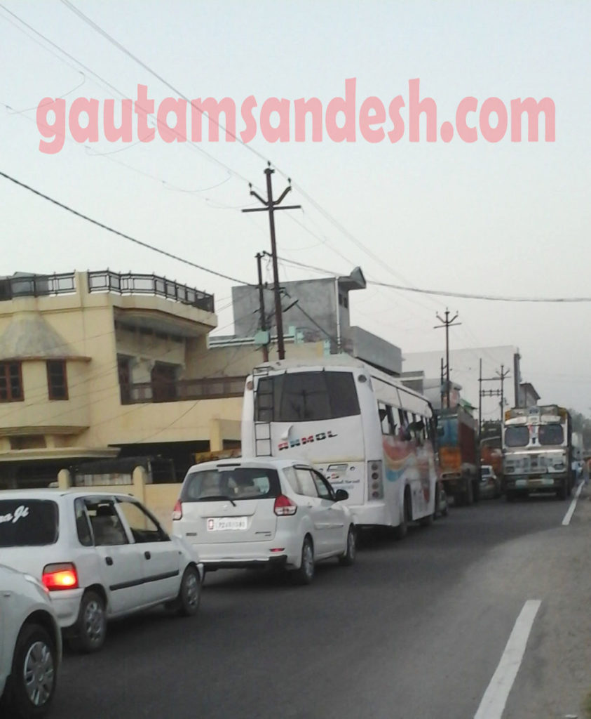 भाजपा प्रत्याशी के चुनाव कार्यालय के उदघाटन के चलते हाइवे पर लगा जाम।