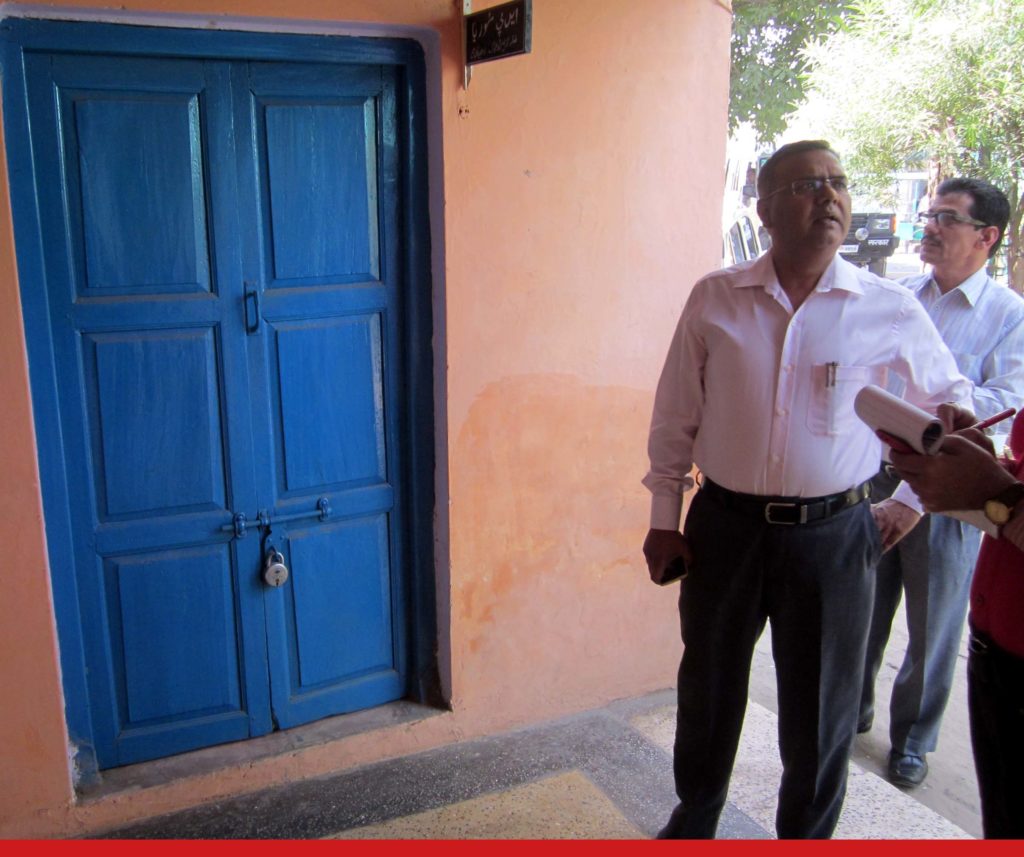 प्रभारी डीएम को जिला ग्रामोद्योग के कार्यालय में लटका मिला ताला।