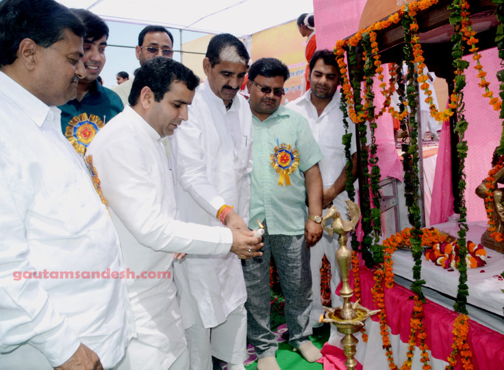 बदायूं महोत्सव का दीप प्रज्ज्वलित कर शुभारंभ करते सांसद धर्मेन्द्र यादव।   